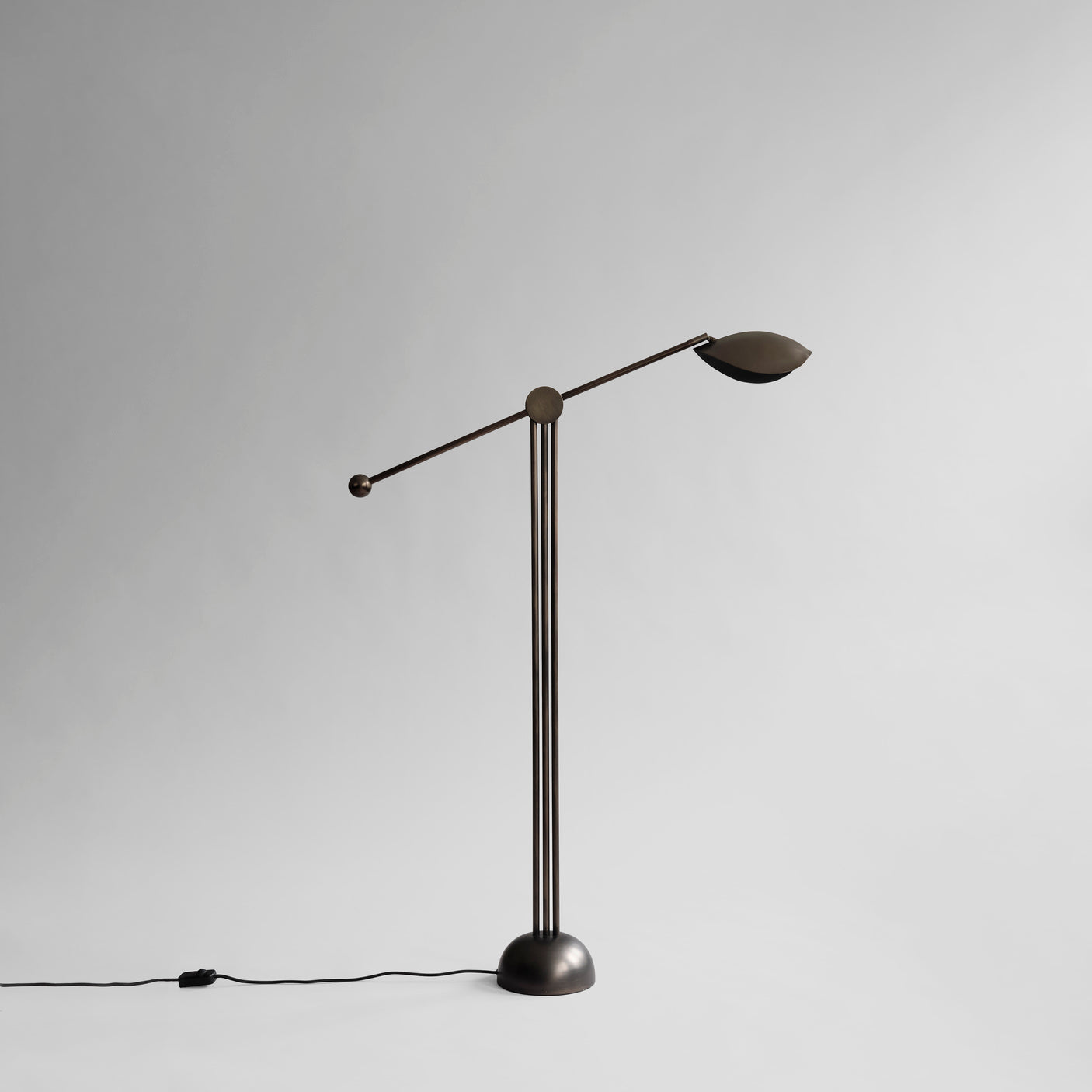 Gulvlampen Stingray fra 101 Copenhagen leveres med dimmerbryter. Slik kan du enkelt justere lysintensiteten etter behov!