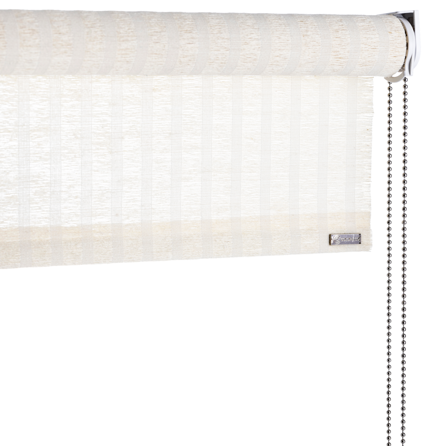 Rullegardin i hvit stripet natur plante fra Color&Co med kjedetrekk: Denne rullegardinen er finvevd i lys jute med hvite striper som er ca 1 cm brede. Rullegardinen vil få en mer naturlig brun tone over tid. Jute er et naturmateriale med en nydelig tekstur som tilfører varme i hjemmet. Gardinen er utrolig vakker, lett og eksklusiv og kan henges opp i alle rom. Gardinen har ca. 50% lysinnslipp, og gjør seg perfekt når du bare ønsker å dempe lyset, men ikke stoppe det.
