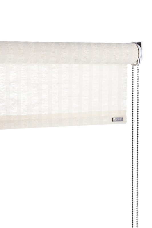 Rullegardin i hvit stripet natur plante fra Color&Co med kjedetrekk: Denne rullegardinen er finvevd i lys jute med hvite striper som er ca 1 cm brede. Rullegardinen vil få en mer naturlig brun tone over tid. Jute er et naturmateriale med en nydelig tekstur som tilfører varme i hjemmet. Gardinen er utrolig vakker, lett og eksklusiv og kan henges opp i alle rom. Gardinen har ca. 50% lysinnslipp, og gjør seg perfekt når du bare ønsker å dempe lyset, men ikke stoppe det.