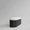 Benken Tribu fra 101 Copenhagen er inspirert av gamle stammeskulpturer og er laget av en betongbase med en elegant off-white pute i lin for ekstra komfort.