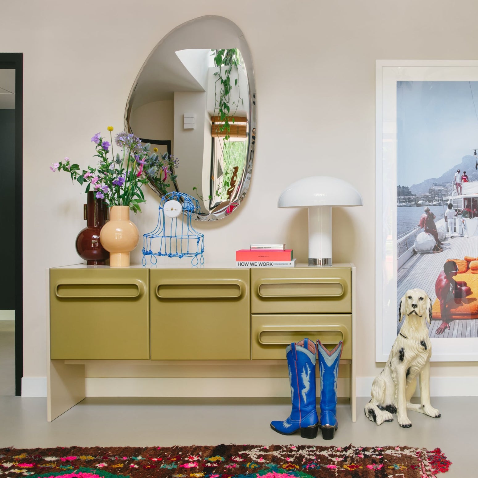 Den todelte varianten av skjenken Space Dresser fra HK Living har en kremfarget base og grønne skapdører og skuffer. Denne kombinasjonen treffer blink på 70-tallskoloritten.