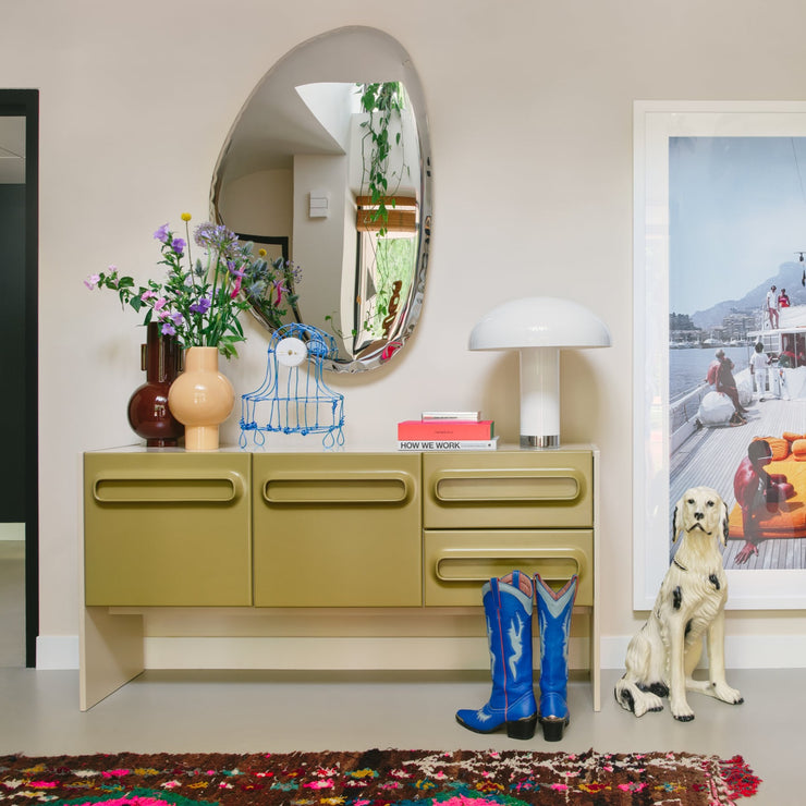 Den todelte varianten av skjenken Space Dresser fra HK Living har en kremfarget base og grønne skapdører og skuffer. Denne kombinasjonen treffer blink på 70-tallskoloritten.