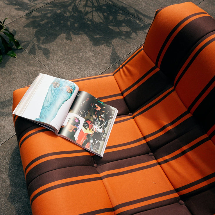 Lenestolen Lazy Lounge Chair fra HK Living i tekstilet Outdoor Retro Striped. Så kul! Det finnes også en sofa og en dagseng med samme tekstil fra HK Living. 