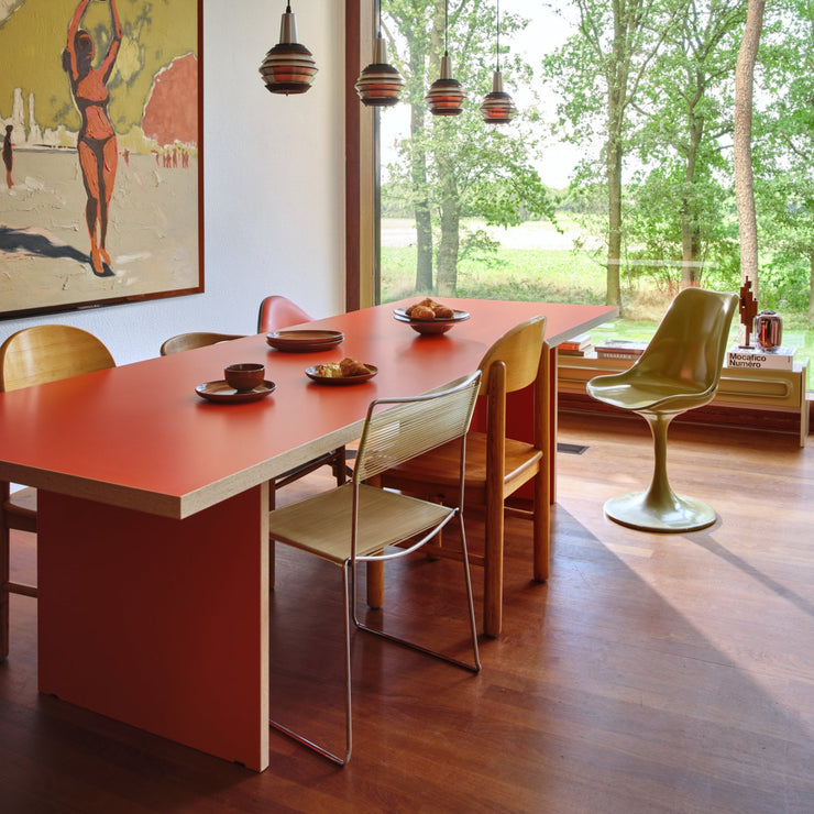 De fargede spisebordene Dining Table fra HK Living gir liv til spiseplassen din, og skaper en litt leken og uhøytidelig stemning i innredningen! Spisebordet kommer i to ulike størrelser og flere fine farger – fra rosa, kremfarget og brunt til blått, grønt og oransje.