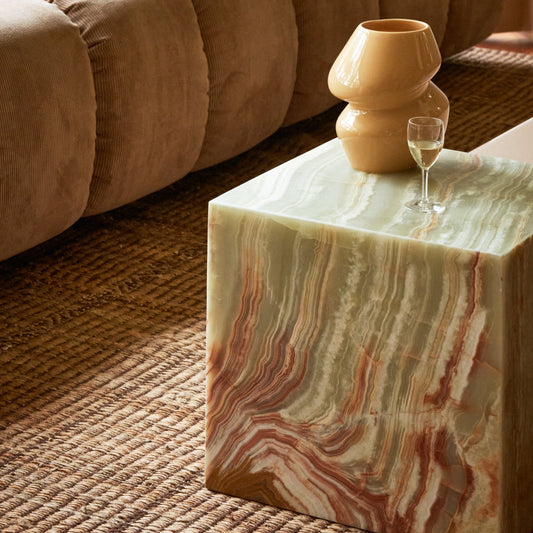 Sidebordet Onyx Marble Block Table fra HK Living er et nydelig lite kubeformet bord i massiv onyxmarmor som oser av 70-talls coolness. Velg mellom en vakker mineralgrønn og rosa onyxmarmor