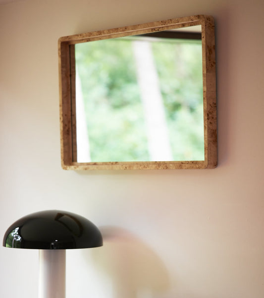 Speilet Burl Wooden Mirror fra HK Living er laget i et lyst, vakkert mønstret treverk av typen burl (også kalt kåte eller rikule på norsk).