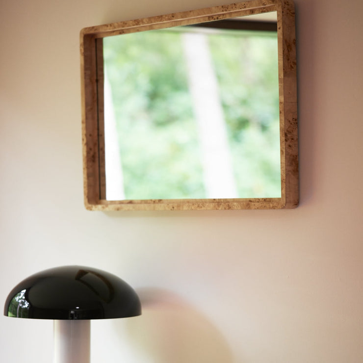 Speilet Burl Wooden Mirror fra HK Living er laget i et lyst, vakkert mønstret treverk av typen burl (også kalt kåte eller rikule på norsk).