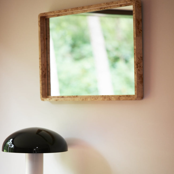 Speilet Burl Wooden Mirror fra HK Living er laget i et lyst, vakkert mønstret treverk av typen burl (også kalt kåte eller rikule på norsk).