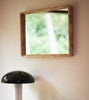 Speilet Burl Wooden Mirror fra HK Living er laget i et lyst, vakkert mønstret treverk av typen burl (også kalt kåte eller rikule på norsk).