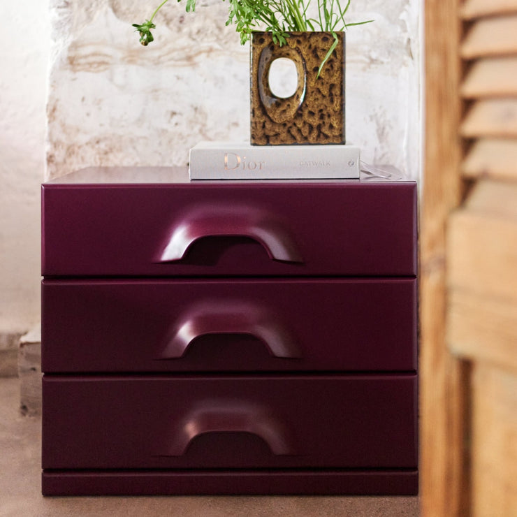 Skuffeseksjonen Chest i fargen Mulberry med tre skuffer.