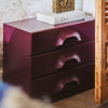 Skuffeseksjonen Chest i fargen Mulberry med tre skuffer.