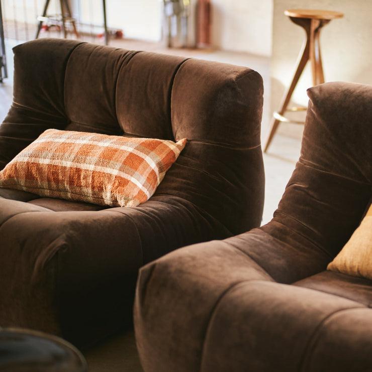 Er du svak for herlig retro, kaffebrun fløyel vil du elske lenestolen Lazy Lounge Chair fra HK Living i tekstilet Royal Velvet Espresso.
