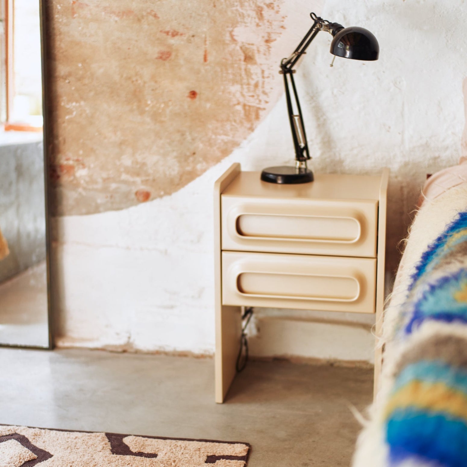 Nattbordet Space Nightstand fra HK Living med to skuffer kommer i fire ulike varianter. Designet er inspirert av Space Age- stilen som regjerte på 60- og 70-tallet og passer godt inn hos deg som har en moderne og litt uhøytidelig stil hjemme – og for de som elsker retroestetikk.