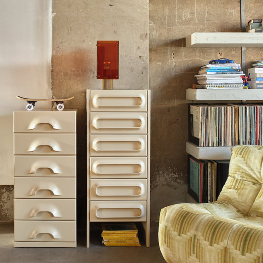 Skuffeseksjonen Space Drawer Cabinet fra HK Living med seks skuffer kommer i to ulike varianter. Her i fargen Cream i kombinasjon med skuffeseksjonen Chest, også fra HK Living. Designet er inspirert av Space Age- stilen som regjerte på 60- og 70-tallet og passer godt inn hos deg som har en moderne og litt uhøytidelig stil hjemme – og for de som elsker retroestetikk.