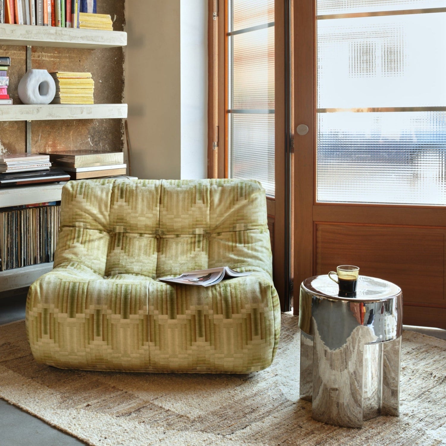 Lenestolen Lazy Lounge Chair fra HK Living er romslig og veldig god å sitte i, i tillegg til at den er utrolig lett og dermed enkelt kan flyttes rundt etter behov. Bruk den til å lounge i stuen i en sofasone, skap deg en digg lesekrok eller ta den med inn på soverommet om du har god plass.