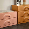 Skuffeseksjonen Chest i fargen Blush med to skuffer ved siden av Chest i fargen Ginger Orange med tre skuffer.