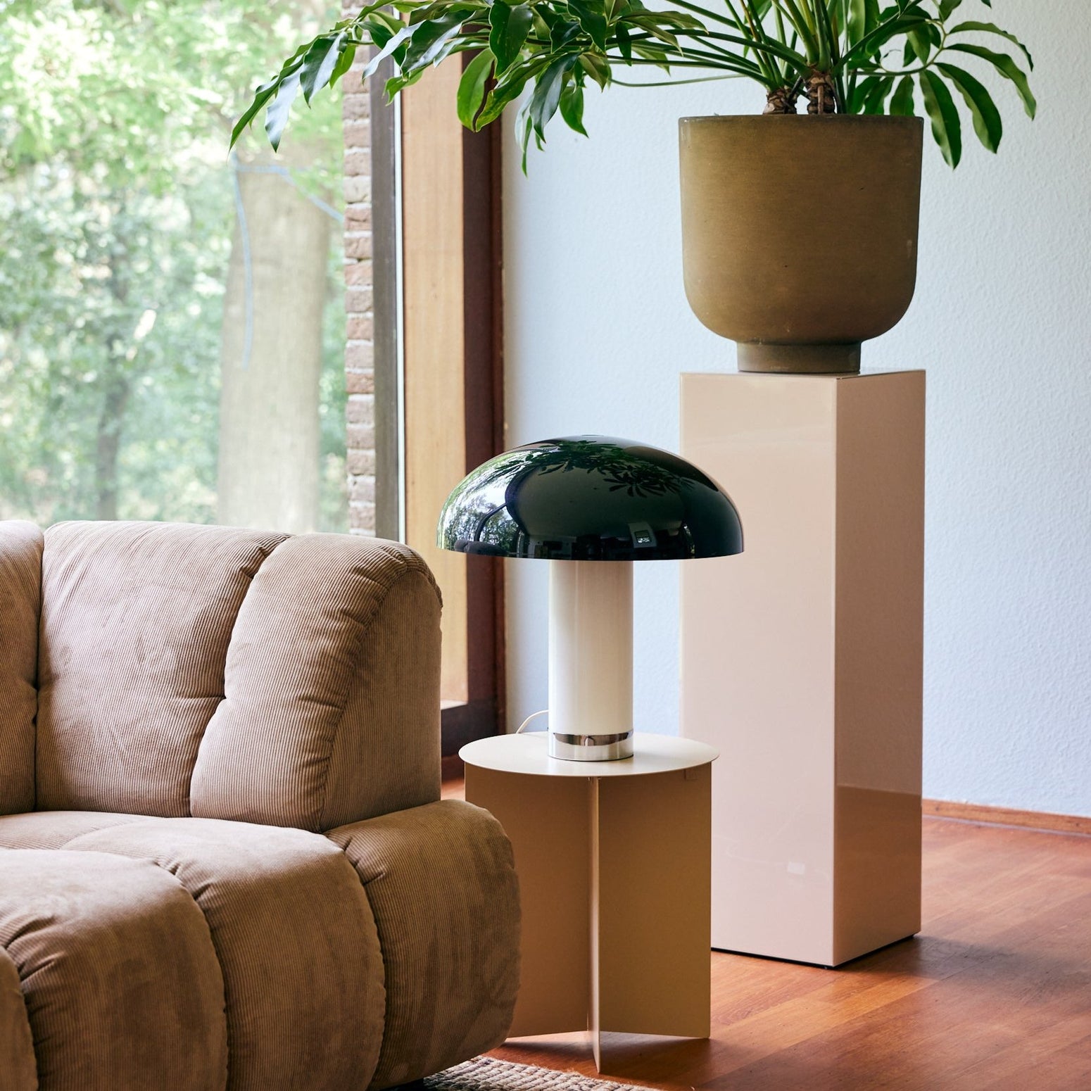 Pidestallen Mirror Pillar Nude fra HK Living gir rommet ditt en sofistikert oppgradering og blir et statement i ethvert rom. 