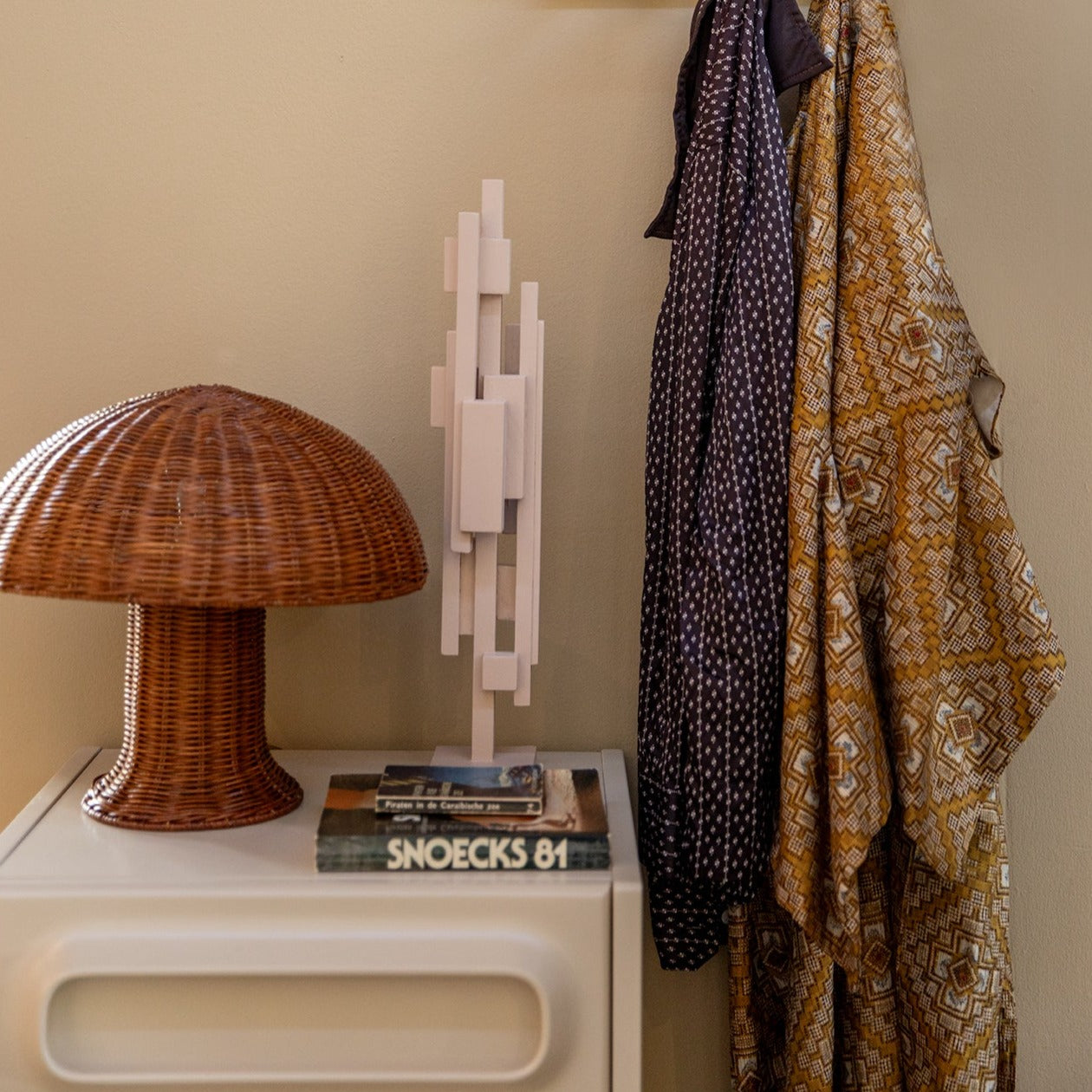 Bordlampen Rattan Table Lamp fra HK Living flettet i naturfarget rotting er en sjarmerende bordlampe som tilfører ethvert rom en dose nostalgi og stemningsfullt lys der skjermen filtrerer lyset på vakkert vis.