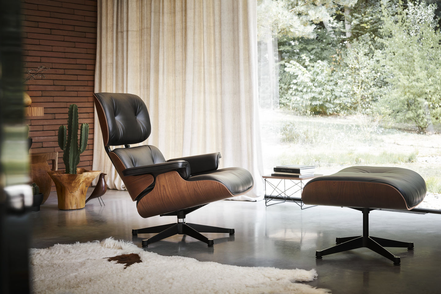 Classic lounge chair hotsell & ottoman black