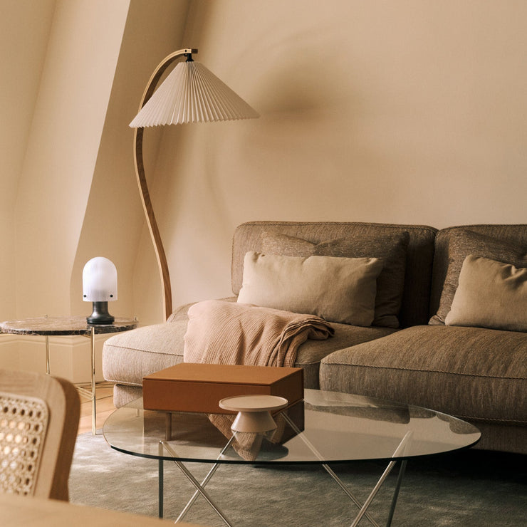 Den danske stjerneprodusenten er på full fart inn i fremtiden! Gubis univers er fylt av glemte design-skatter som er relansert og moderne klassikere de har skapt i samarbeid med noen av verdens viktigste designere akkurat nå. Oppladbare bordlampe Seine Portable Lamp.