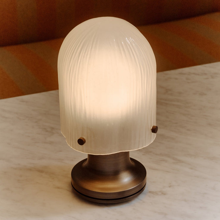 Gubi er ikke redd for å utfordre den skandinaviske fargepaletten og formspråket, samtidig som de glir perfekt inn i de fleste hjem. Oppladbare bordlampe Seine Portable Lamp.