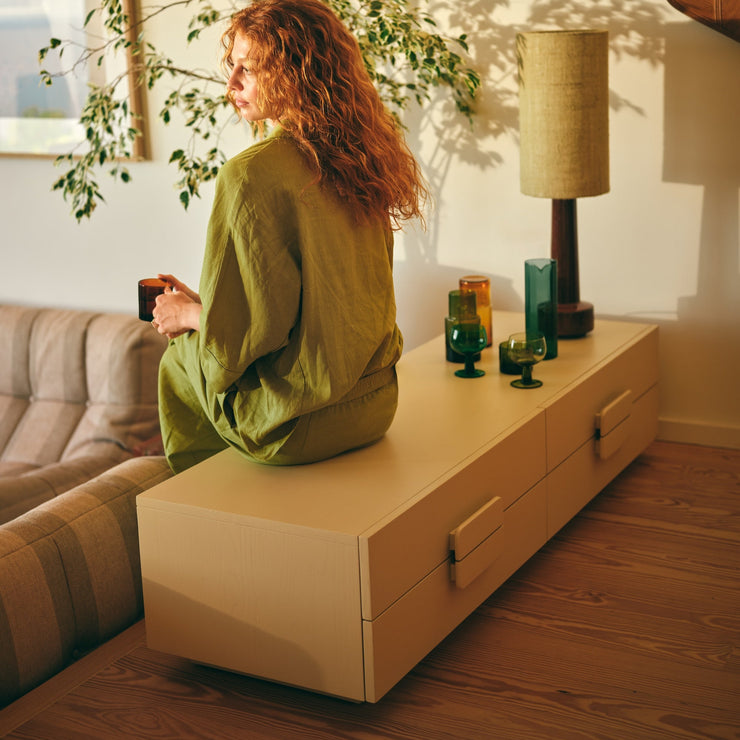 Kremfarget kommode Spacious Lowboard fra Hk Living