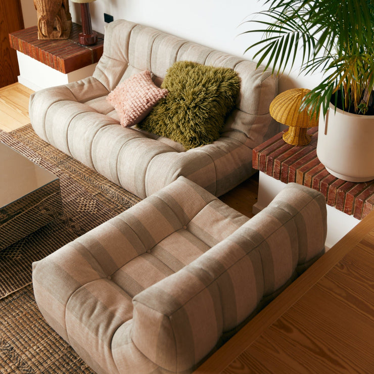 Lenestolene Lazy Chair fra HK Living i dette tekstilet er også fin sammen med sofaen i samme serie. 