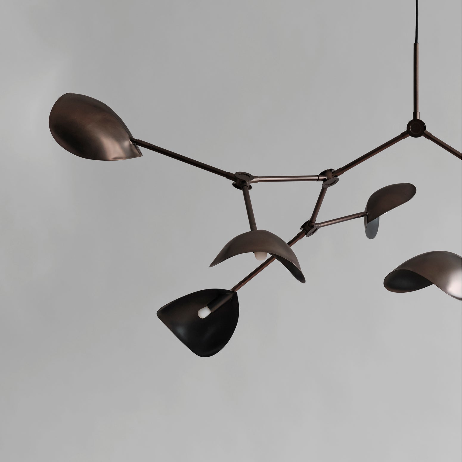 Lampen Stingray Grande fra 101 Copenhagen med bronsefinish (ekstra stor)