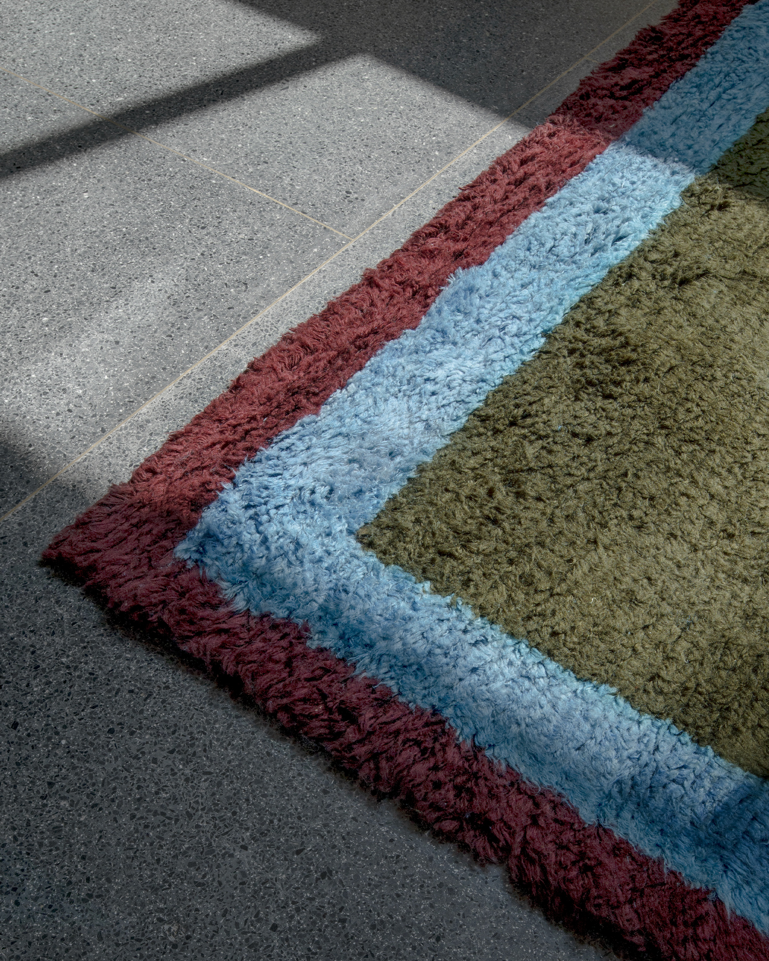 Teppet Shaggy Edge i fargen Eden (burgunder / blå / mosegrønn) fra Layered.