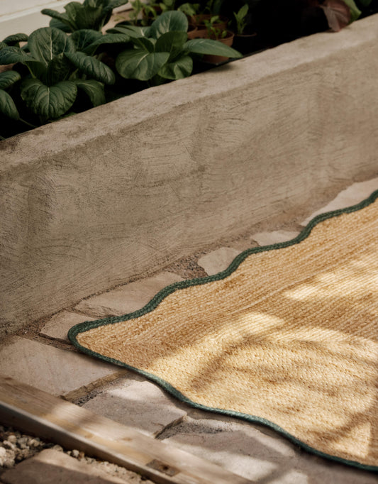 «Leken design møter en følelse av italiensk eleganse», slik beskriver Layered deres nye teppekolleksjon Scallop Jute.