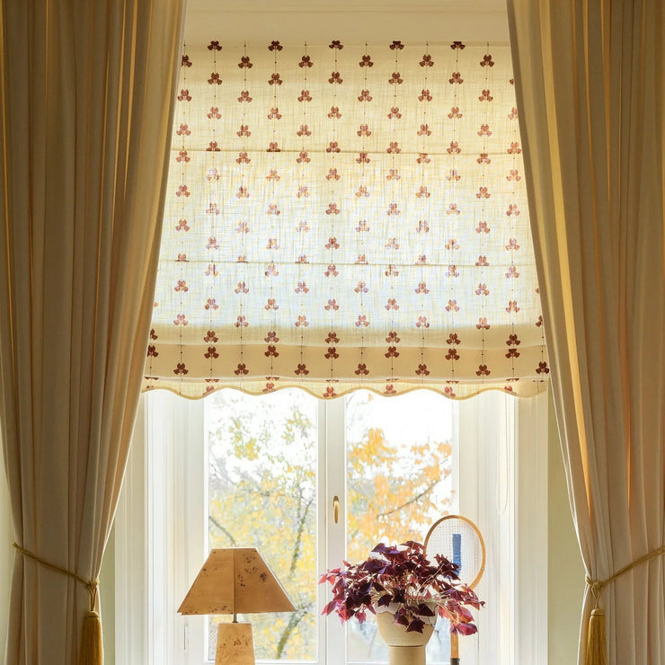 Liftgardin Scallop Edge Sweet Pea fra Gotain – har et vakkert erteblomstmønster og bølget kant. Perfekt for deg som ønsker deg en elegant og hakket mer dekorativ liftgardin. Her i fargen rød / Burgundy