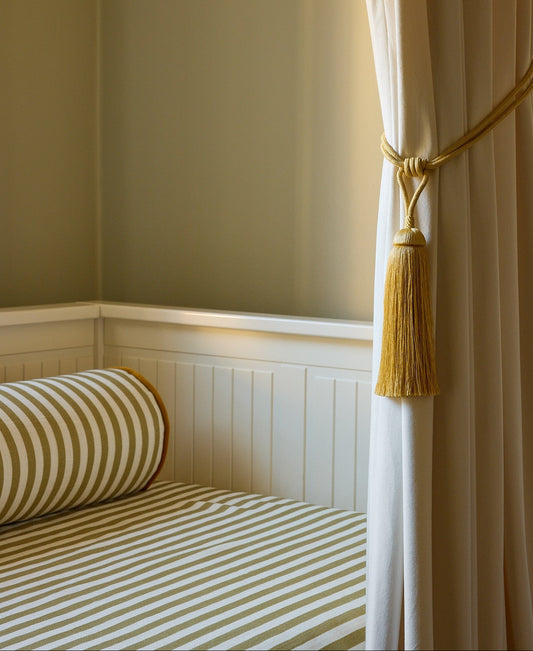 Ute etter et elegant tilskudd til soverommet? Sengeteppene i vevd lin fra Gotain skreddersys etter dine mål – og du kan velge mellom fire fine farger med klassisk stripete mønster – velg mellom rød/ Burgundy, blå/ Dove Blue, olivengul/ Olive Green og sennepsgul/ Mustard. Sengeteppene har en vakker vevd struktur og faller pent over sengen. Linstoffet er produsert i Tyrkia og blir spesialsydd i Sverige.