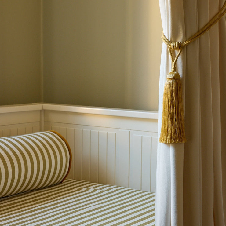 Ute etter et elegant tilskudd til soverommet? Sengeteppene i vevd lin fra Gotain skreddersys etter dine mål – og du kan velge mellom fire fine farger med klassisk stripete mønster – velg mellom rød/ Burgundy, blå/ Dove Blue, olivengul/ Olive Green og sennepsgul/ Mustard. Sengeteppene har en vakker vevd struktur og faller pent over sengen. Linstoffet er produsert i Tyrkia og blir spesialsydd i Sverige.