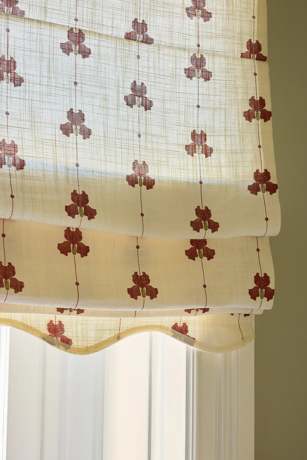 Dette er liftgardiner i god kvalitet som kommer i fire fine varianter – velg mellom sennepsgul/ Mustard, olivengrønn/ Olive Green, blå/ Dove Blue og rød/ Burgundy. Alle variantene demper lyset og gir interiøret et lunere preg. Liftgardinene ligger pent i folder og har en litt gjennomskinnelig vevet struktur – og er enkle og trekke opp og ned.