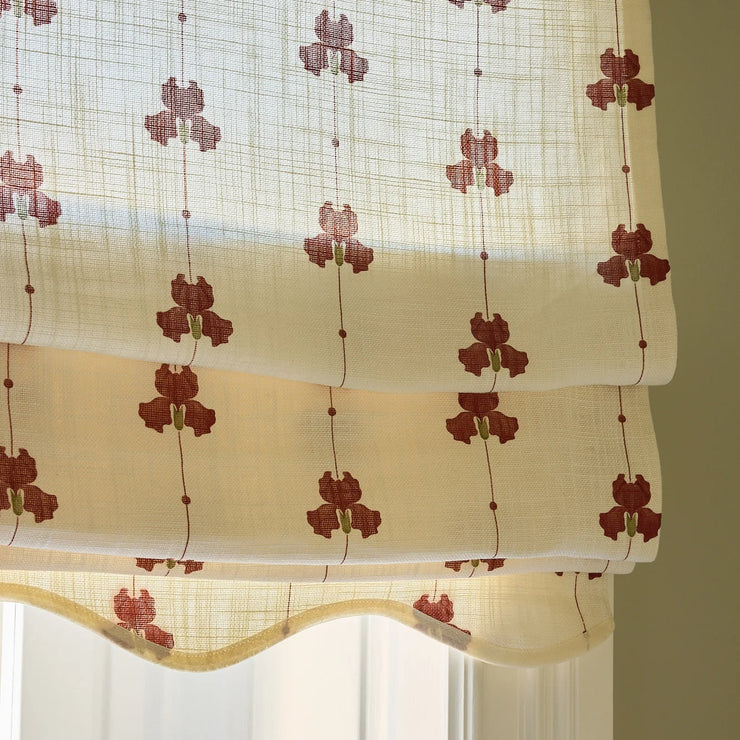 Dette er liftgardiner i god kvalitet som kommer i fire fine varianter – velg mellom sennepsgul/ Mustard, olivengrønn/ Olive Green, blå/ Dove Blue og rød/ Burgundy. Alle variantene demper lyset og gir interiøret et lunere preg. Liftgardinene ligger pent i folder og har en litt gjennomskinnelig vevet struktur – og er enkle og trekke opp og ned.