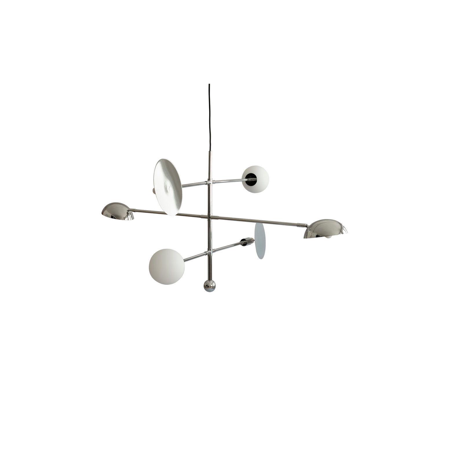 Taklampen Sahn Chandelier Chrome fra 101 Copenhagen. Perfekt for deg som ønsker deg en litt skulpturell retrofuturistisk lampe over spisebordet eller sofasonen!