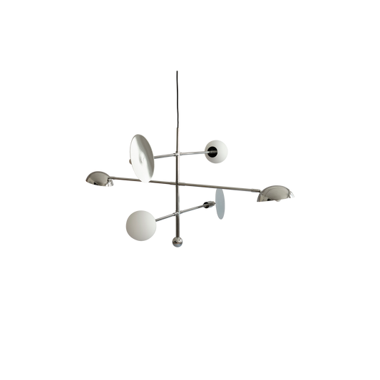 Taklampen Sahn Chandelier Chrome fra 101 Copenhagen. Perfekt for deg som ønsker deg en litt skulpturell retrofuturistisk lampe over spisebordet eller sofasonen!