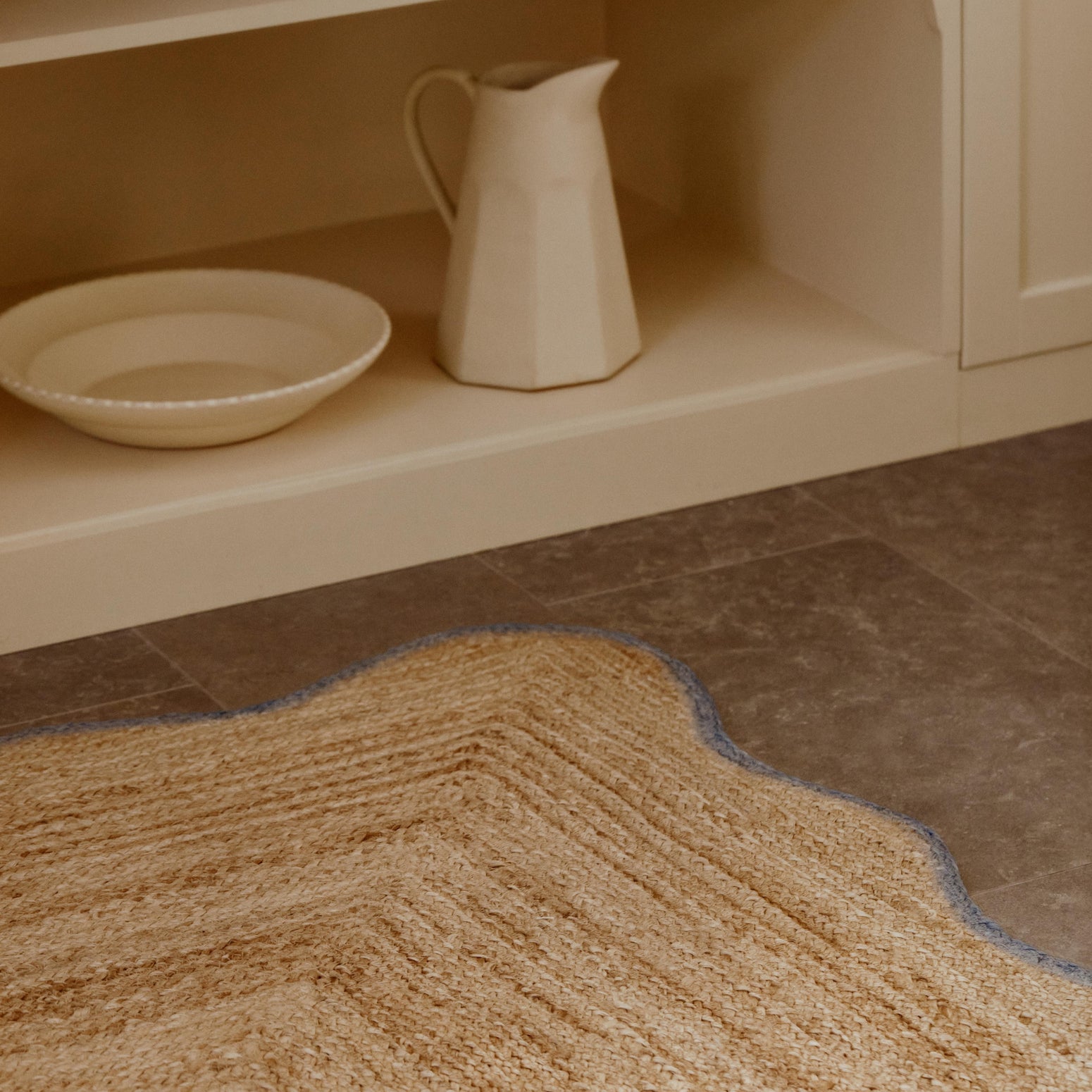 Bruk Scallop Jute fra Layered i gangen, stuen, på balkongen eller der du trenger en naturlig touch i rommet.
