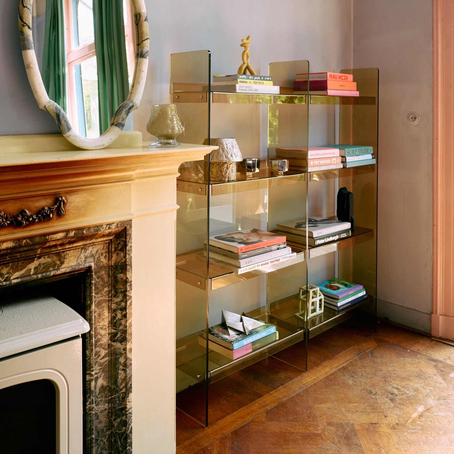 Hyllen Acrylic Cabinet fra HK Living i gjennomskinnelig akryl i fargen Olive Green