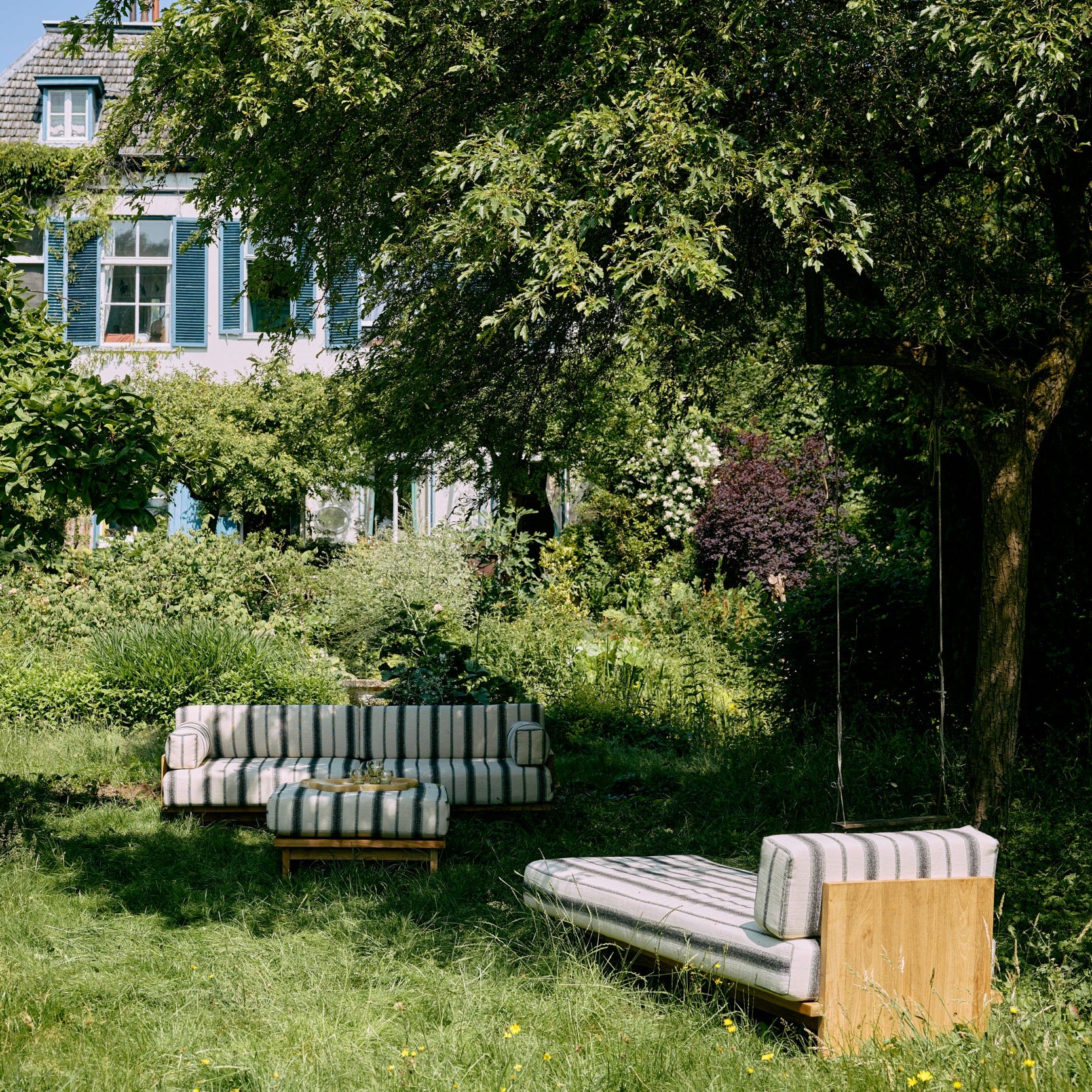 Dagseng Outdoor Teak fra HK Living i tekstilet Chalkstripe, med utesofa og puff i samme serie