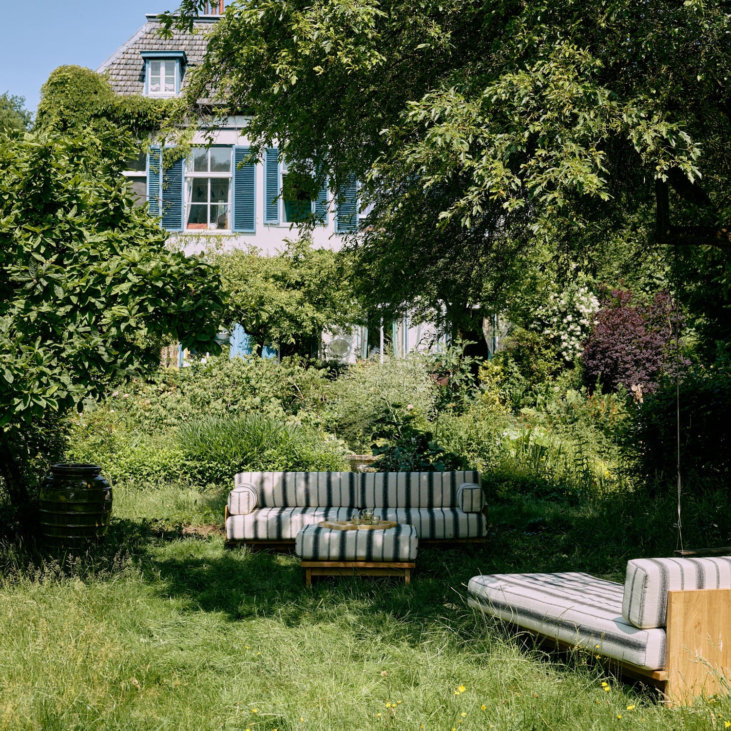 Denne sofaen i teak fra HK Living er perfekt å bruke utendørs, i en innglasset hage eller på en større terrasse! Vi elsker uttrykket i den renskårne rammen og at vi kan velge mellom å kle den i flere fine retrotekstiler.