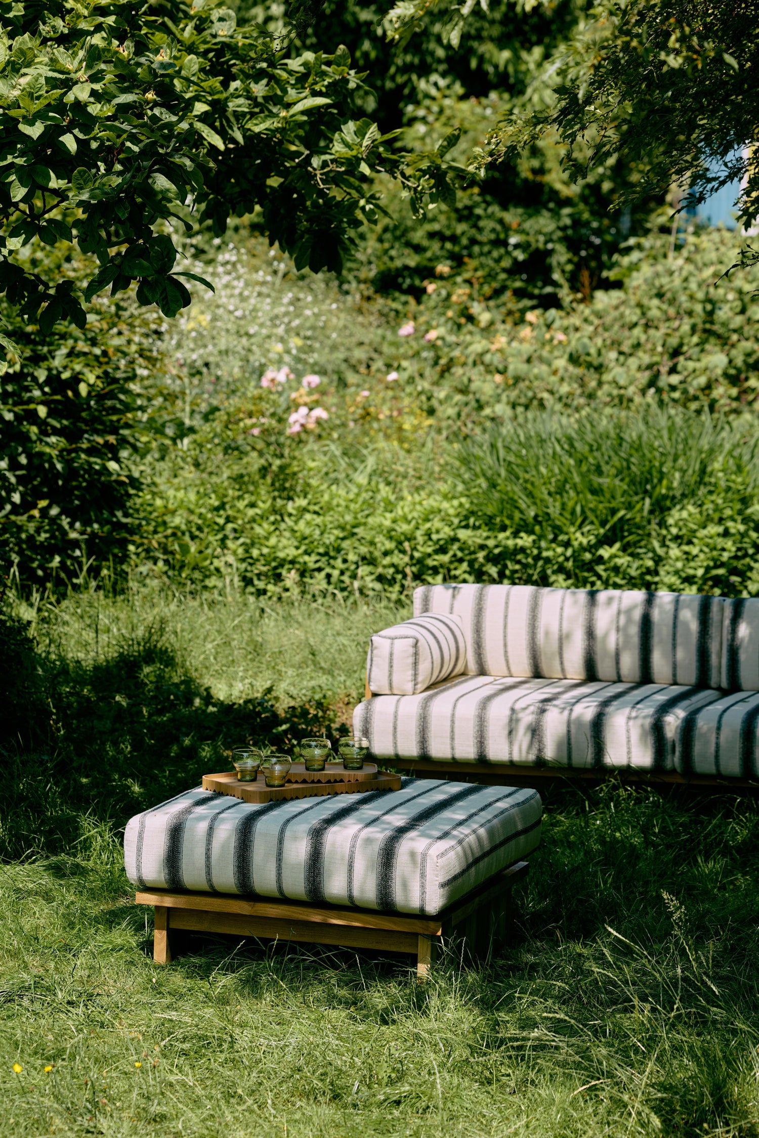 Denne puffen i teak fra HK Living passer perfekt til resten av serien Outdoor Teak, som består av en deilig dagseng og sofa til uteplassen! Puffen Outdoor Hocker Teak kan også gjerne brukes som et bord – og er like mye en ekstra sitteplass som et sted å hvile bena. Rammen er laget i værbestandig teak og du kan velge mellom fire fine tekstiler.