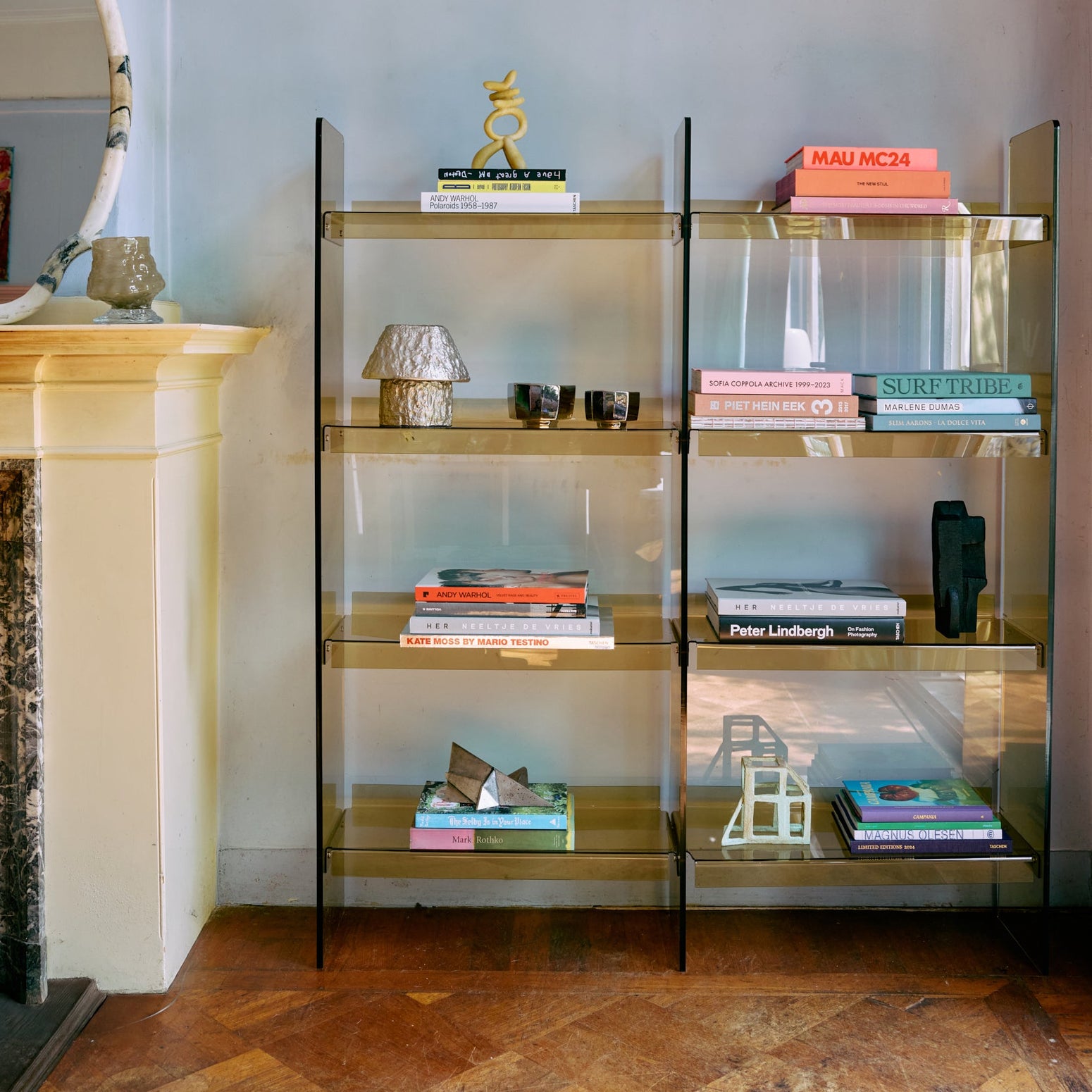 Hyllen Acrylic Cabinet fra HK Living i gjennomskinnelig akryl i fargen Olive Green