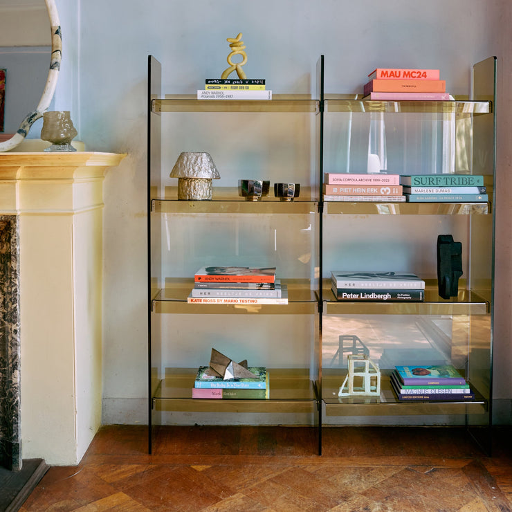 Hyllen Acrylic Cabinet fra HK Living i gjennomskinnelig akryl i fargen Olive Green