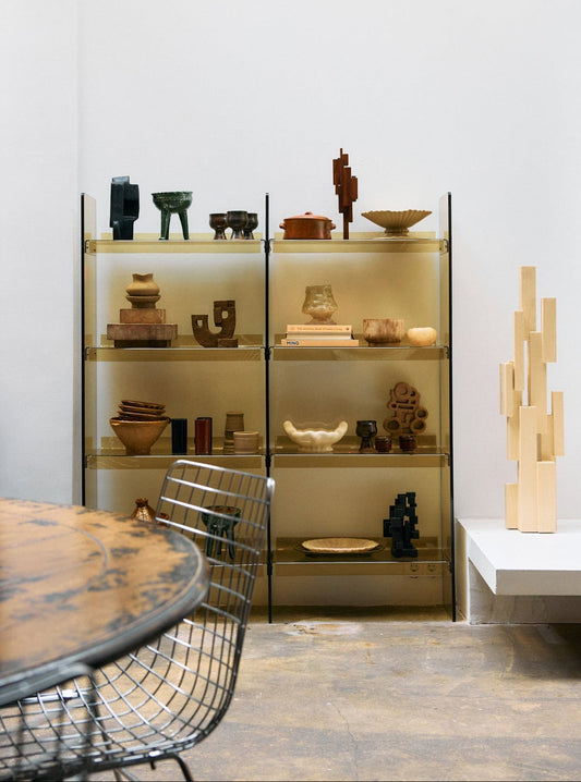 Den superfine hyllen Acrylic Cabinet fra HK Living i gjennomskinnelig akryl kan brukes både som en bokhylle stående mot en vegg eller som en kul bokhylle og romdeler!