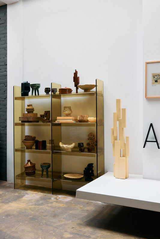 Vi er spesielt begeistret for den transparente grønne versjonen i fargen Olive Green. Den gir nemlig hyllen en helt særegen, eksklusiv look som oser av 60- og 70-tallsvibber!