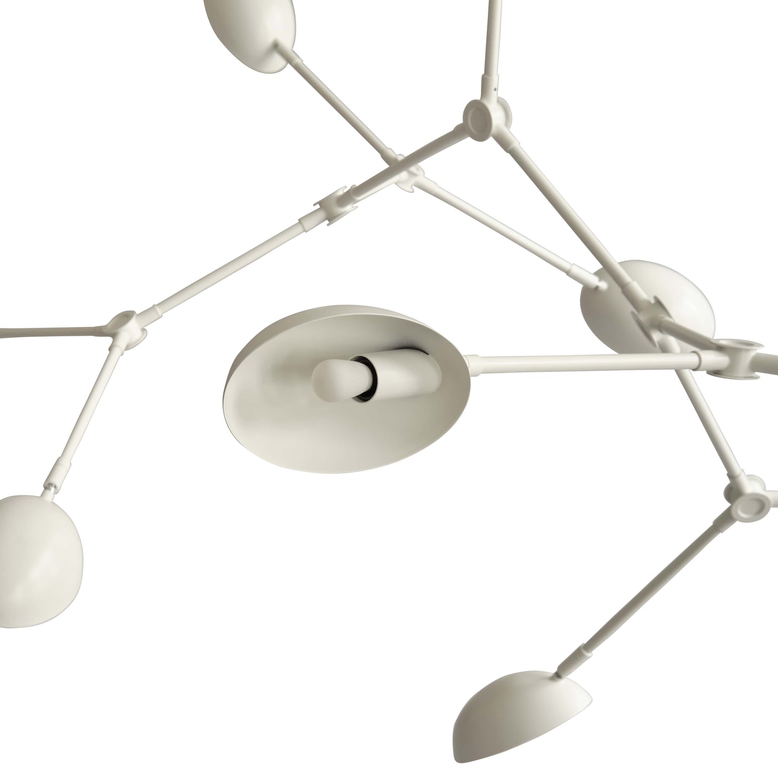 Drop Chandelier Mini fra 101 Copenhagen med matt hvit finish.