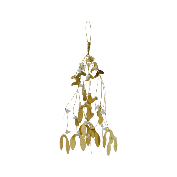 Pynt til jul med en litt uventet detalj! Mistletoe fra House Doctor i messing med hvite perler er et klassisk, men overraskende stykke julepynt som er akkurat passe nostalgisk, med en moderne vri.