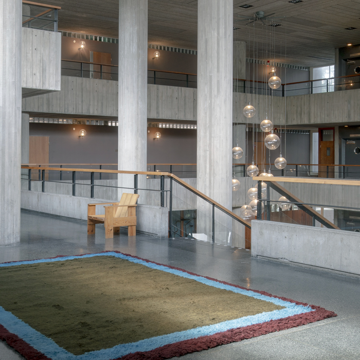 Teppet Shaggy Edge i fargen Eden (burgunder / blå / mosegrønn) fra Layered.