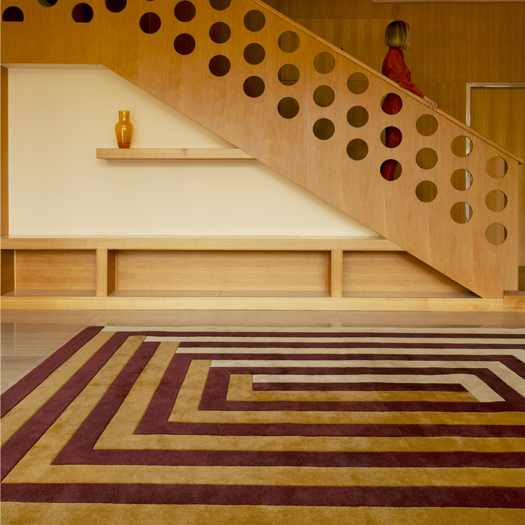 Teppe Labyrinth i beige / brunt (Mulberry Sand) fra Layered.